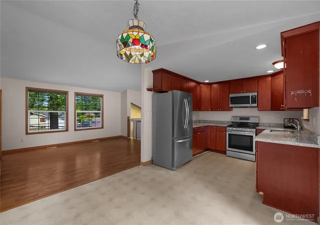 Photo 4 of Single family home for sale at 11 E Alder Pl W, Shelton, WA 98584 | MLS# NWM2586909 | Listing updated on 2026-10-14