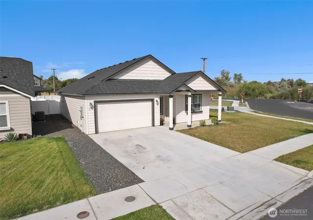 Photo 3 of Single family home for sale at 4212 W Bufflehead Blvd, Moses Lake, WA 98837 | MLS# NWM2586910 | Listing updated on 2026-09-25