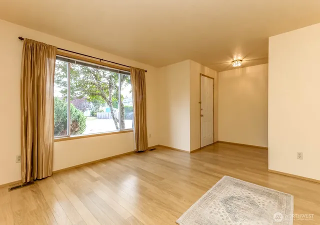 Photo 4 of Single family home for sale at 34702 31st Court SW, Federal Way, WA 98023 | MLS# NWM2586925 | Listing updated on 2026-09-26