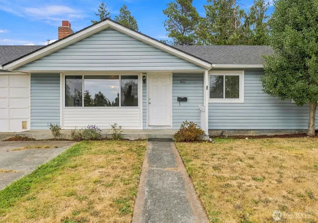 Photo 2 of Single family home for sale at 294 Ne Queets St, Oak Harbor, WA 98277 | MLS# NWM2586932 | Listing updated on 2026-09-28