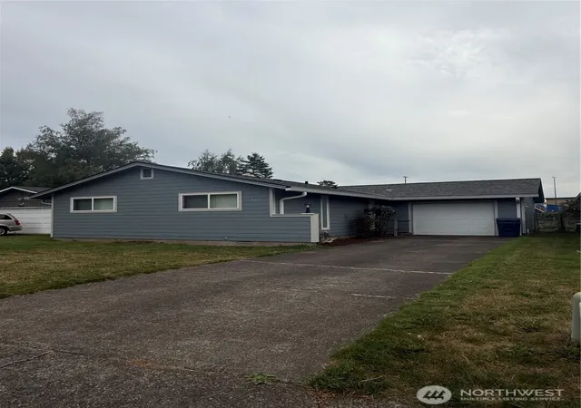 Photo 1 of Sale Pending at 1008 Oak St, Kelso, WA 98626 | MLS# NWM2586933 | Listing updated on 2026-09-27
