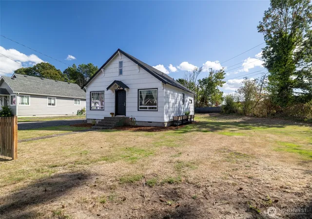 Photo 3 of Single family home for sale at 1307 Sw Johnson Ave Ct, Chehalis, WA 98532 | MLS# NWM2586935 | Listing updated on 2026-09-25
