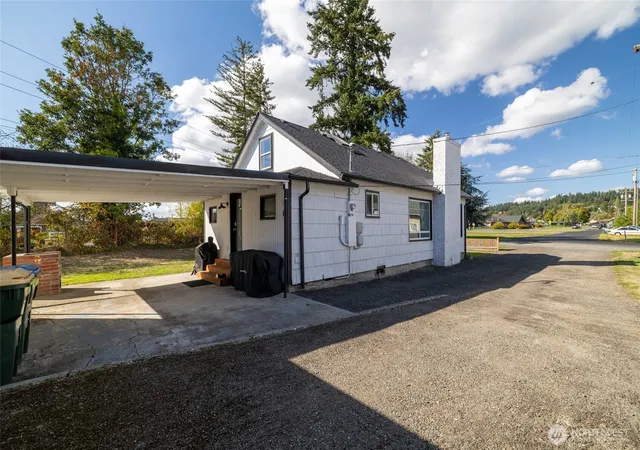 Photo 3 of Single family home for sale at 1307 SW Johnson Ave Ct, Chehalis, WA 98532 | MLS# NWM2586935 | Listing updated on 2026-09-25