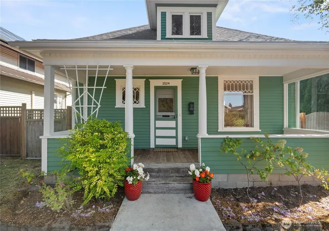 Photo 2 of Sale Pending at 2524 Franklin St, Bellingham, WA 98225 | MLS# NWM2586942 | Listing updated on 2026-09-28