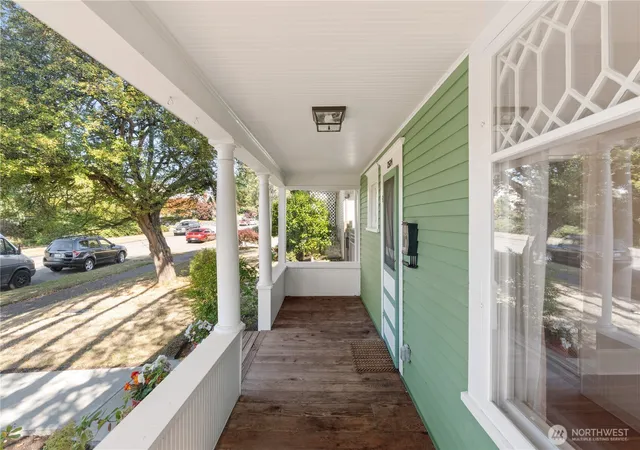 Photo 3 of Sale Pending at 2524 Franklin St, Bellingham, WA 98225 | MLS# NWM2586942 | Listing updated on 2026-09-28