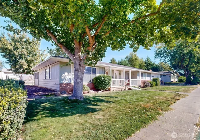 Single family home for sale at 125 Scenic View Dr, College Place, WA 99324 | MLS# NWM2586968