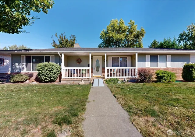 Photo 2 of Single family home for sale at 125 Scenic View Dr, College Place, WA 99324 | MLS# NWM2586968 | Listing updated on 2026-09-25