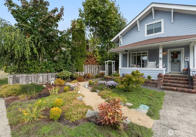 Photo 2 of Single family home for sale at 718 G St, Centralia, WA 98531 | MLS# NWM2586975 | Listing updated on 2026-09-28