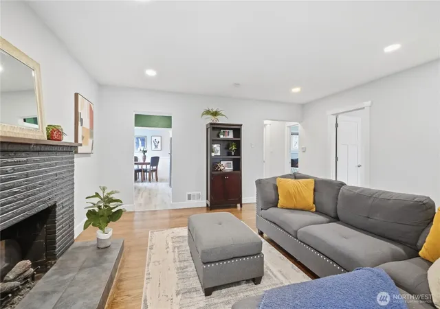 Photo 4 of Single family home for sale at 5215 S Oakes St, Tacoma, WA 98409 | MLS# NWM2586981 | Listing updated on 2026-09-30