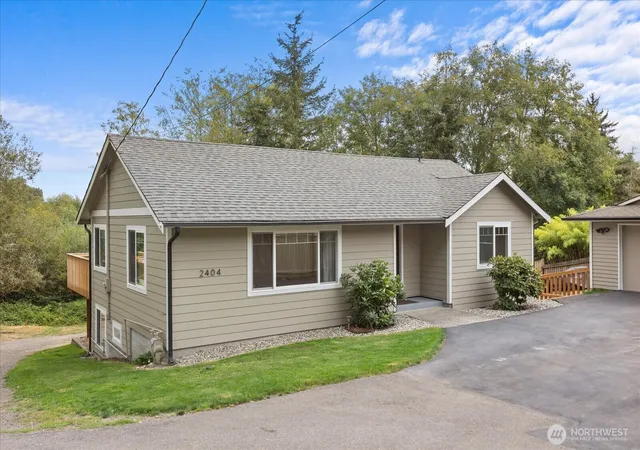 Photo 3 of Single family home for sale at 2404 Ravenna St, Everett, WA 98203 | MLS# NWM2586998 | Listing updated on 2026-10-02