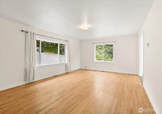 Photo 4 of Single family home for sale at 2404 Ravenna St, Everett, WA 98203 | MLS# NWM2586998 | Listing updated on 2026-10-02