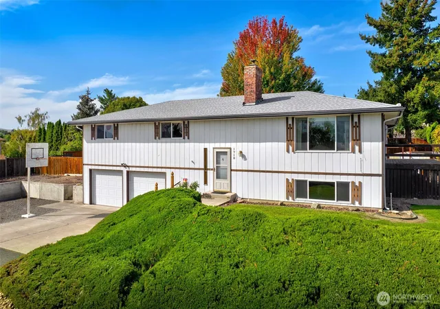 Photo 2 of Sale Pending at 1710 S 73rd Avenue, Yakima, WA 98908 | MLS# NWM2587069 | Listing updated on 2026-10-02