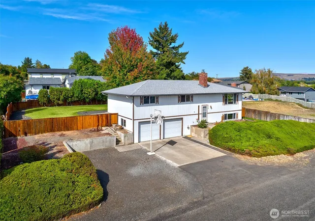Photo 3 of Sale Pending at 1710 S 73rd Avenue, Yakima, WA 98908 | MLS# NWM2587069 | Listing updated on 2026-10-02