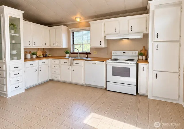 Photo 4 of Manufactured home for sale at 700 NW Crosby Ave #192, Oak Harbor, WA 98277 | MLS# NWM2587072 | Listing updated on 2026-10-01