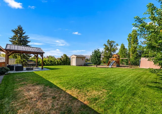 Photo 1 of Single family home for sale at 27 31st Street Ne, East Wenatchee, WA 98802 | MLS# NWM2587075 | Listing updated on 2026-10-28