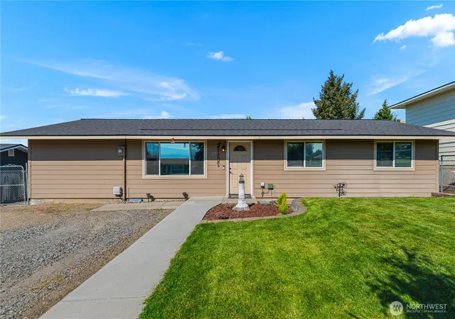 Photo 2 of Single family home for sale at 27 31st Street Ne, East Wenatchee, WA 98802 | MLS# NWM2587075 | Listing updated on 2026-09-26