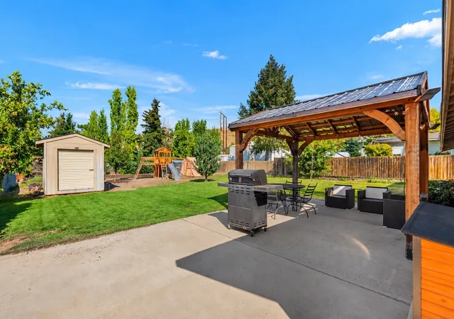 Photo 2 of Single family home for sale at 27 31st Street Ne, East Wenatchee, WA 98802 | MLS# NWM2587075 | Listing updated on 2026-10-28