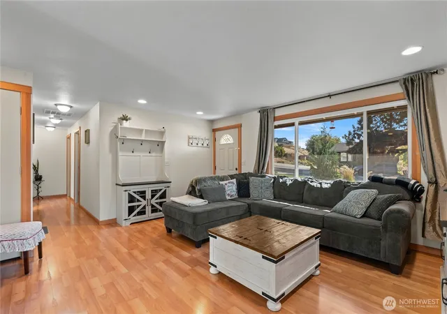 Photo 3 of Single family home for sale at 27 31st Street Ne, East Wenatchee, WA 98802 | MLS# NWM2587075 | Listing updated on 2026-09-26