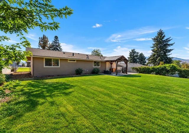 Photo 3 of Single family home for sale at 27 31st Street Ne, East Wenatchee, WA 98802 | MLS# NWM2587075 | Listing updated on 2026-10-28