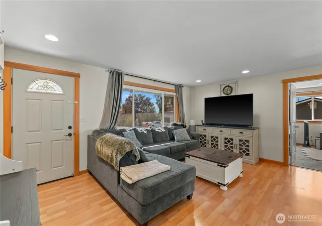 Photo 3 of Single family home for sale at 27 31st Street NE, East Wenatchee, WA 98802 | MLS# NWM2587075 | Listing updated on 2026-09-26