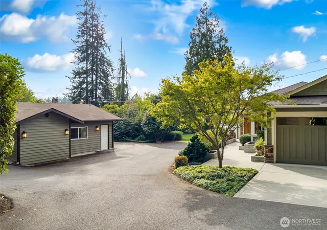 Photo 4 of Single family home for sale at 15924 E Shore Dr, Lynnwood, WA 98087 | MLS# NWM2587116 | Listing updated on 2026-10-01