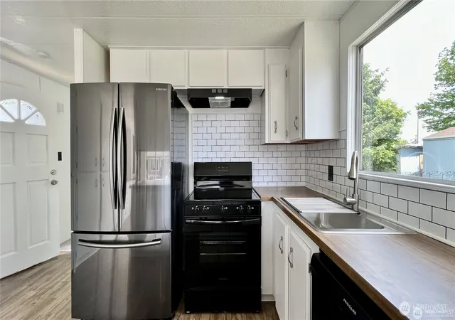 Photo 3 of Manufactured home for sale at 3715 152nd Street NE #32, Marysville, WA 98271 | MLS# NWM2587134 | Listing updated on 2026-09-28