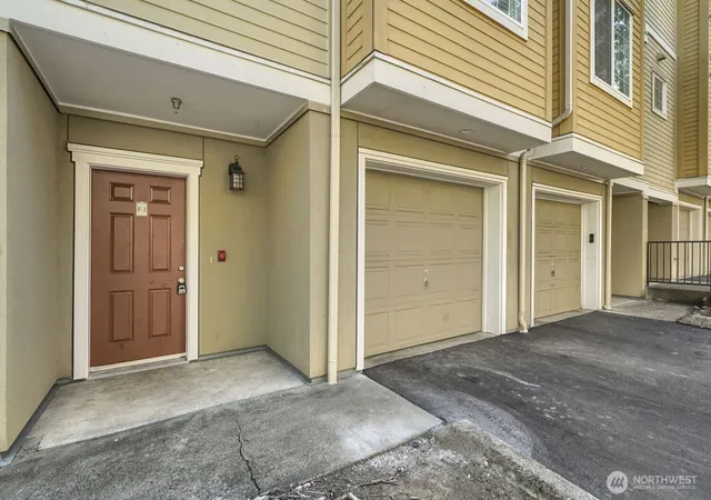 Photo 3 of Townhouse for sale at 1800 Ne 40th Street #F3, Renton, WA 98056 | MLS# NWM2587194 | Listing updated on 2026-10-02
