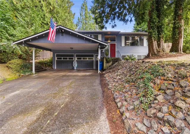 Photo 2 of Single family home for sale at 134 E Cyn View Dr, Longview, WA 98632 | MLS# NWM2587210 | Listing updated on 2026-09-29