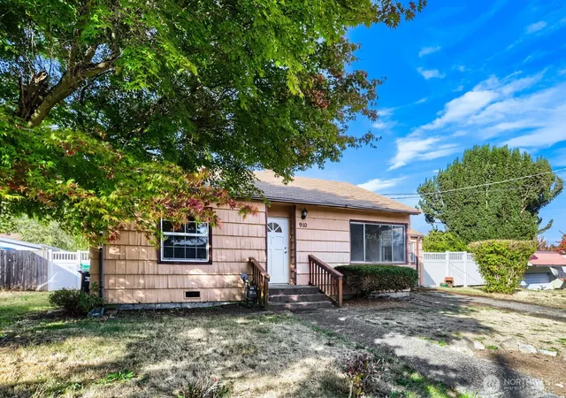 Photo 1 of Single family home for sale at 910 Ne 113th Street, Seattle, WA 98125 | MLS# NWM2587225 | Listing updated on 2026-09-30