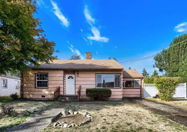 Photo 2 of Single family home for sale at 910 Ne 113th Street, Seattle, WA 98125 | MLS# NWM2587225 | Listing updated on 2026-09-30