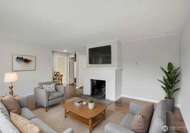 Photo 4 of Single family home for sale at 910 NE 113th Street, Seattle, WA 98125 | MLS# NWM2587225 | Listing updated on 2026-09-30