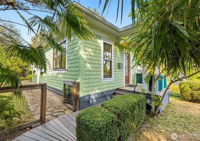 Photo 4 of Single family home for sale at 2524 E Ward St, Seattle, WA 98112 | MLS# NWM2587230 | Listing updated on 2026-10-01