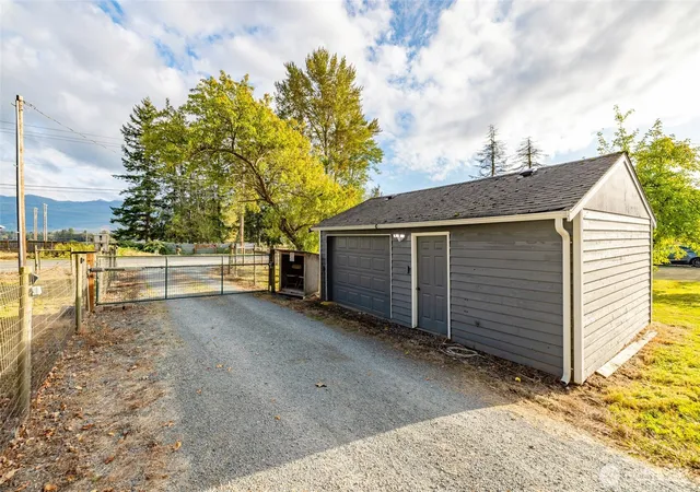 Photo 3 of Single family home for sale at 26417 Minkler Rd, Sedro Woolley, WA 98284 | MLS# NWM2587251 | Listing updated on 2026-09-29