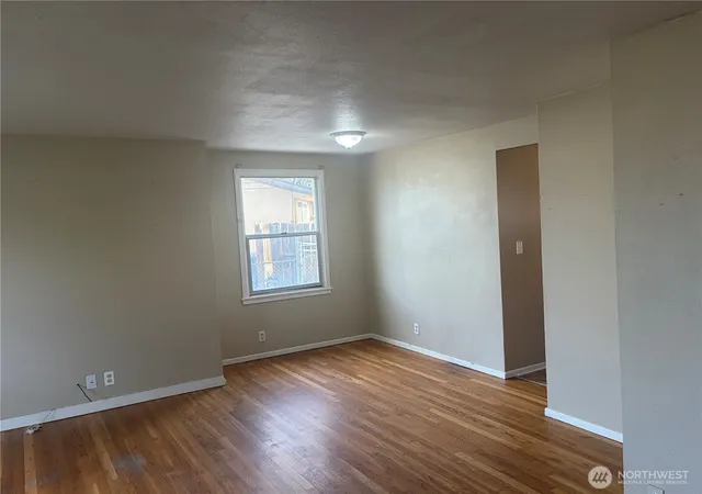 Photo 2 of Single family home for sale at 427 N Mattson Dr, Moses Lake, WA 98837 | MLS# NWM2587255 | Listing updated on 2026-09-26