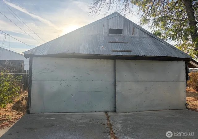 Photo 3 of Single family home for sale at 427 N Mattson Dr, Moses Lake, WA 98837 | MLS# NWM2587255 | Listing updated on 2026-09-26
