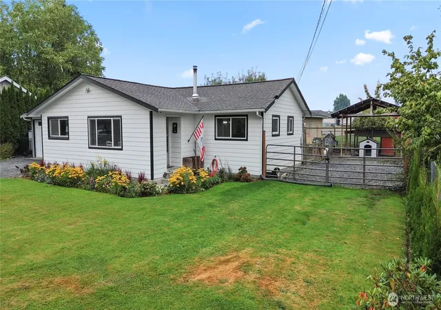 Photo 3 of Single family home for sale at 308 Baker St, Everson, WA 98247 | MLS# NWM2587282 | Listing updated on 2026-09-28