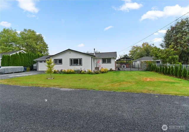 Photo 4 of Single family home for sale at 308 Baker St, Everson, WA 98247 | MLS# NWM2587282 | Listing updated on 2026-09-28