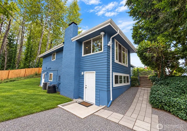 Photo 2 of Single family home for sale at 959 Hoquiam Ave Ne, Renton, WA 98059 | MLS# NWM2587302 | Listing updated on 2026-09-29