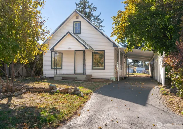 Single family home for sale at 800 E Locust, Waterville, WA 98858 | MLS# NWM2587307