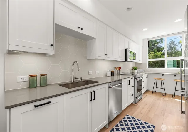 Townhouse for sale at 2106 NE 85th Street #E, Seattle, WA 98115 | MLS# NWM2587309