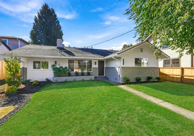 Single family home for sale at 325 SE Andrews St, Issaquah, WA 98027 | MLS# NWM2587359