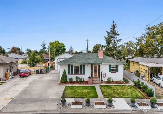 Single family home for sale at 920 S Dahlia Dr, Moses Lake, WA 98837 | MLS# NWM2587374