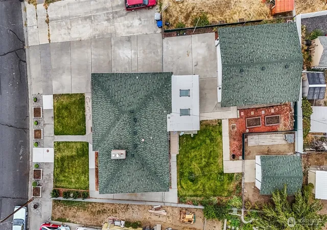 Photo 2 of Single family home for sale at 920 S Dahlia Dr, Moses Lake, WA 98837 | MLS# NWM2587374 | Listing updated on 2026-09-29