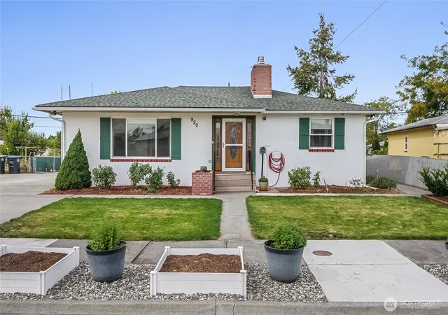 Photo 3 of Single family home for sale at 920 S Dahlia Dr, Moses Lake, WA 98837 | MLS# NWM2587374 | Listing updated on 2026-09-29