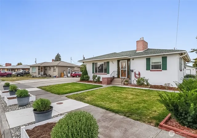 Photo 3 of Single family home for sale at 920 S Dahlia Dr, Moses Lake, WA 98837 | MLS# NWM2587374 | Listing updated on 2026-09-29