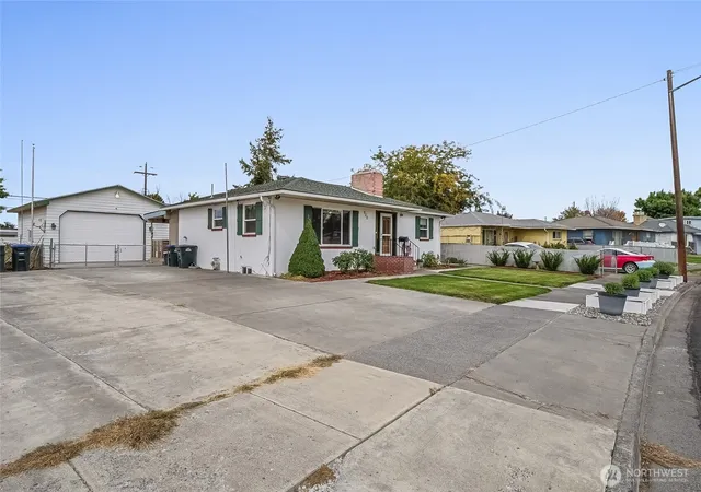Photo 4 of Single family home for sale at 920 S Dahlia Dr, Moses Lake, WA 98837 | MLS# NWM2587374 | Listing updated on 2026-09-29