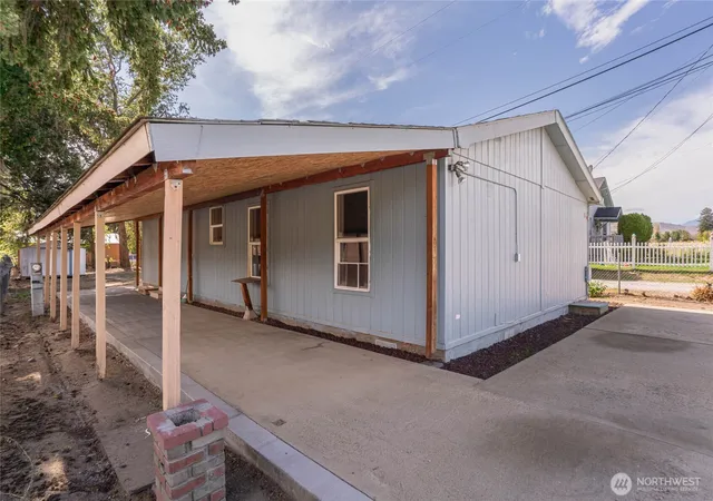 Photo 1 of Manufactured home for sale at 327 Easy St, Wenatchee, WA 98801 | MLS# NWM2587384 | Listing updated on 2026-09-28