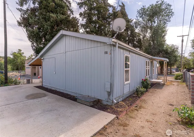 Photo 2 of Manufactured home for sale at 327 Easy St, Wenatchee, WA 98801 | MLS# NWM2587384 | Listing updated on 2026-09-28