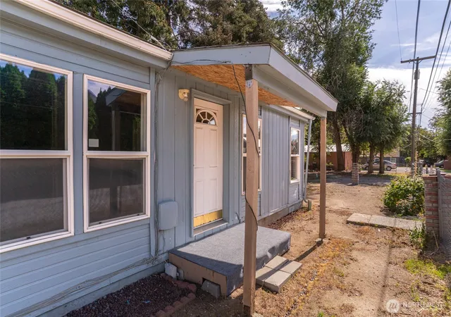 Photo 3 of Manufactured home for sale at 327 Easy St, Wenatchee, WA 98801 | MLS# NWM2587384 | Listing updated on 2026-09-28