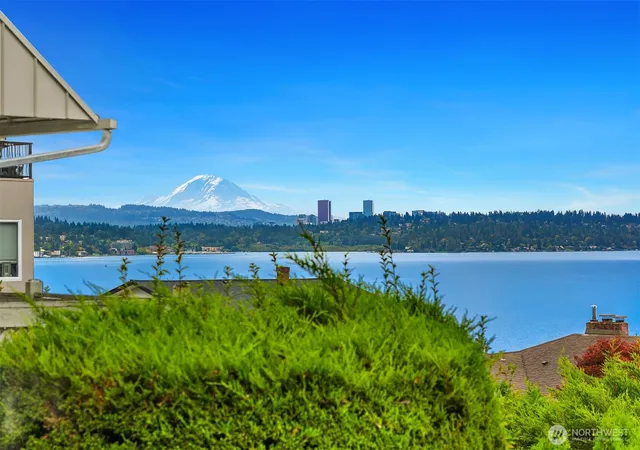 Photo 4 of Single family home for sale at 10920 80th Place NE, Kirkland, WA 98034 | MLS# NWM2587386 | Listing updated on 2026-10-01